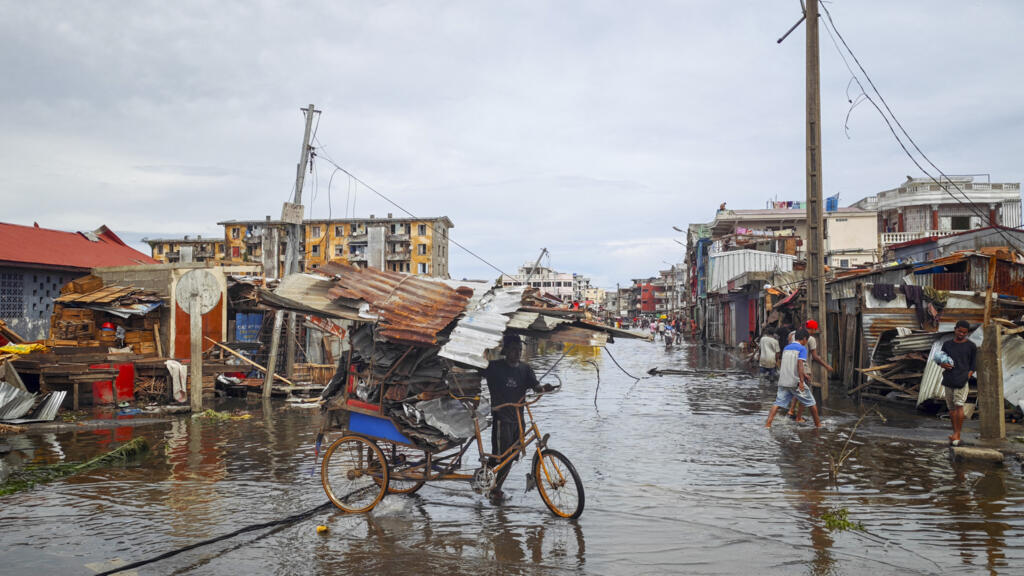 SA Weather Service tracks Cyclone Gezani after deadly Madagascar landfall